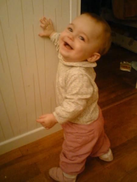 Luna qui parle du b�b� !!! Et oui elle a visiblement compris ...